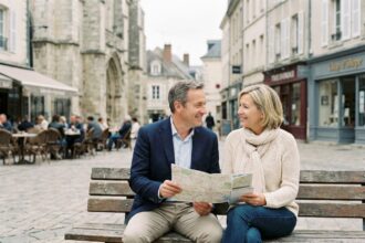 Couple assis sur un banc à Dreux en discussion