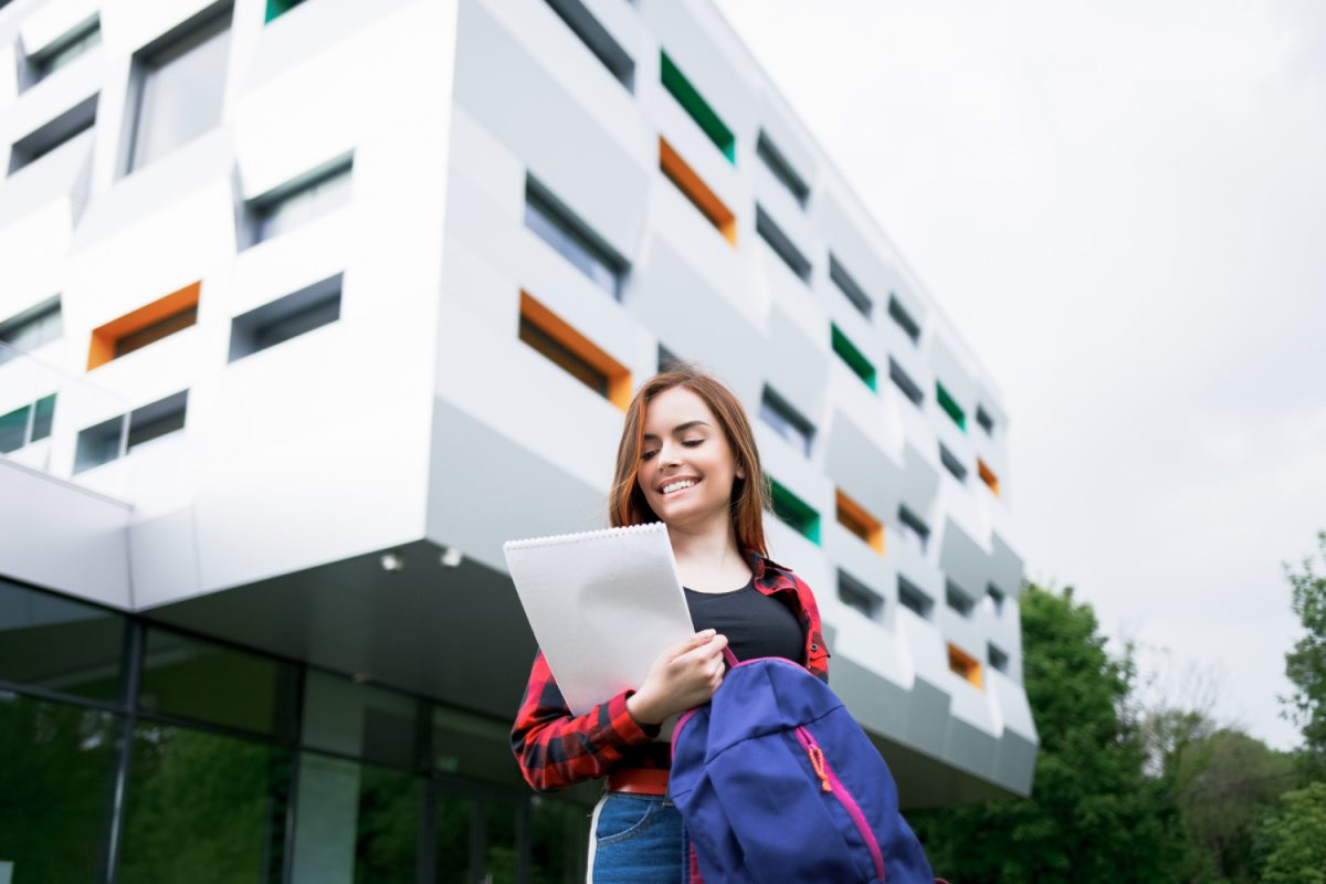 Étudiant à l'école en train de regarder ses cours à l'extérieur de son logement
