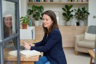Femme réfléchie dans un bureau moderne et cosy