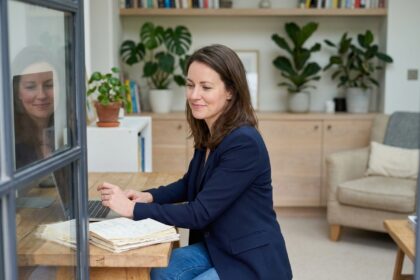 Femme réfléchie dans un bureau moderne et cosy