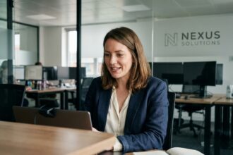 Femme en visioconference dans un bureau moderne