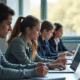 Groupe d'étudiants en classe moderne avec ordinateurs